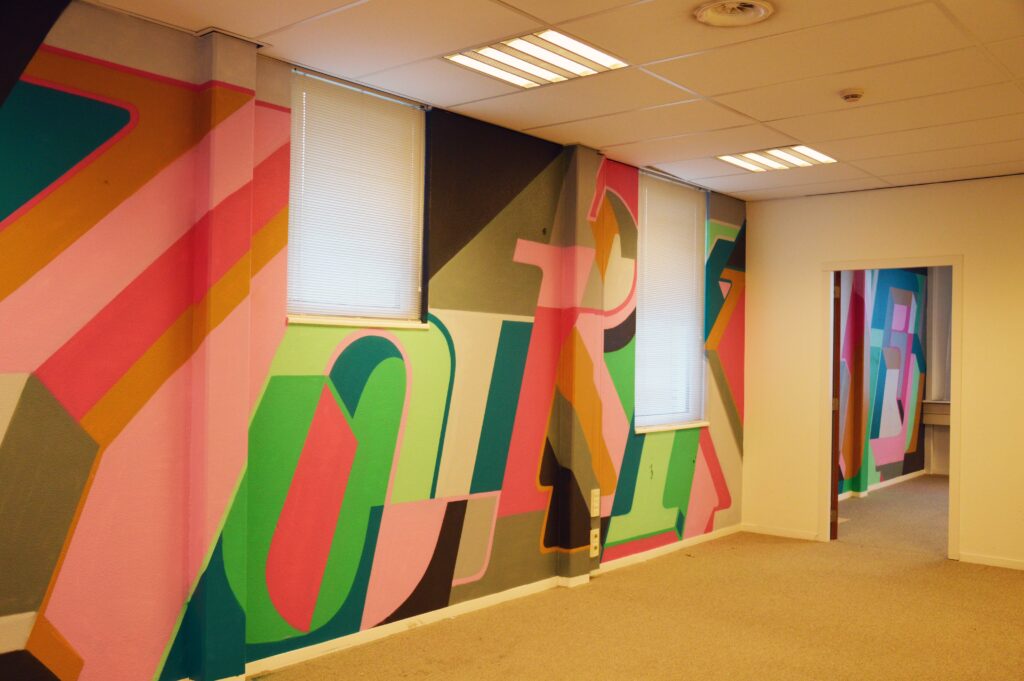 Muurschildering binnen (typografische graffiti schildering kantoorruimte Hoofddorp) Office Mural Interior