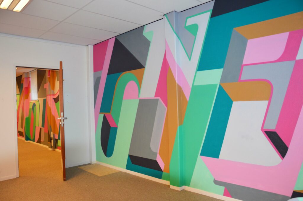 Muurschildering binnen (typografische graffiti kantoorruimte Hoofddorp) Interieur Wandschildering