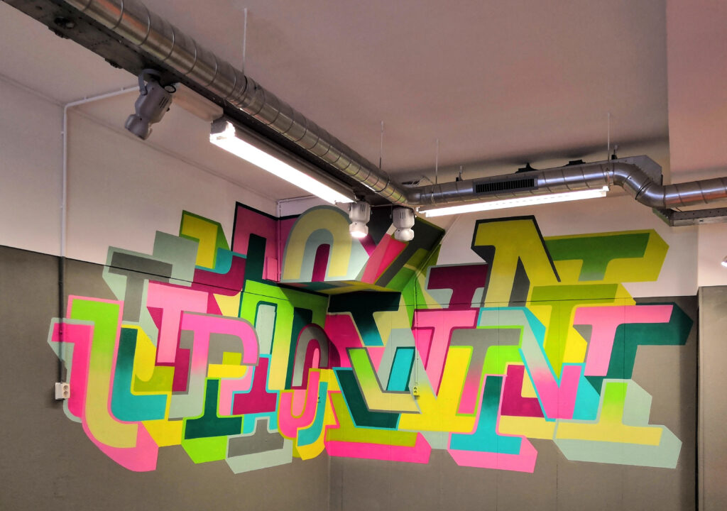 Muurschildering binnen (typografische graffiti winkel platenzaak Uptown Records Hoorn)