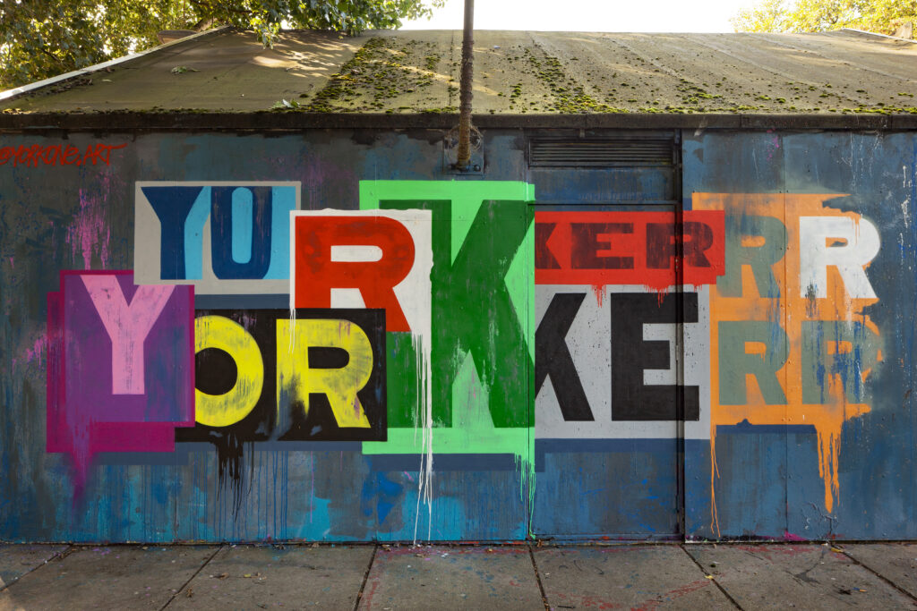 Muurschildering buiten (Typografische graffiti jongerencentrum Com-ic Purmerend)