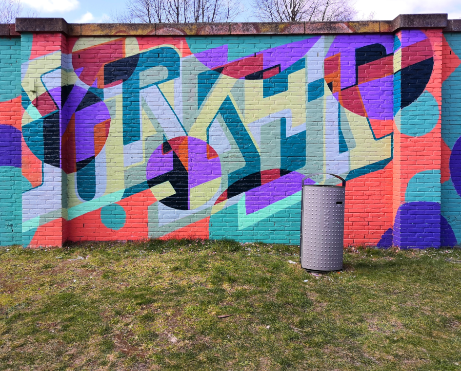 Muurschildering buiten (Typografische graffiti Speeltuin UJ Klaren Weteringcircuit Amsterdam)