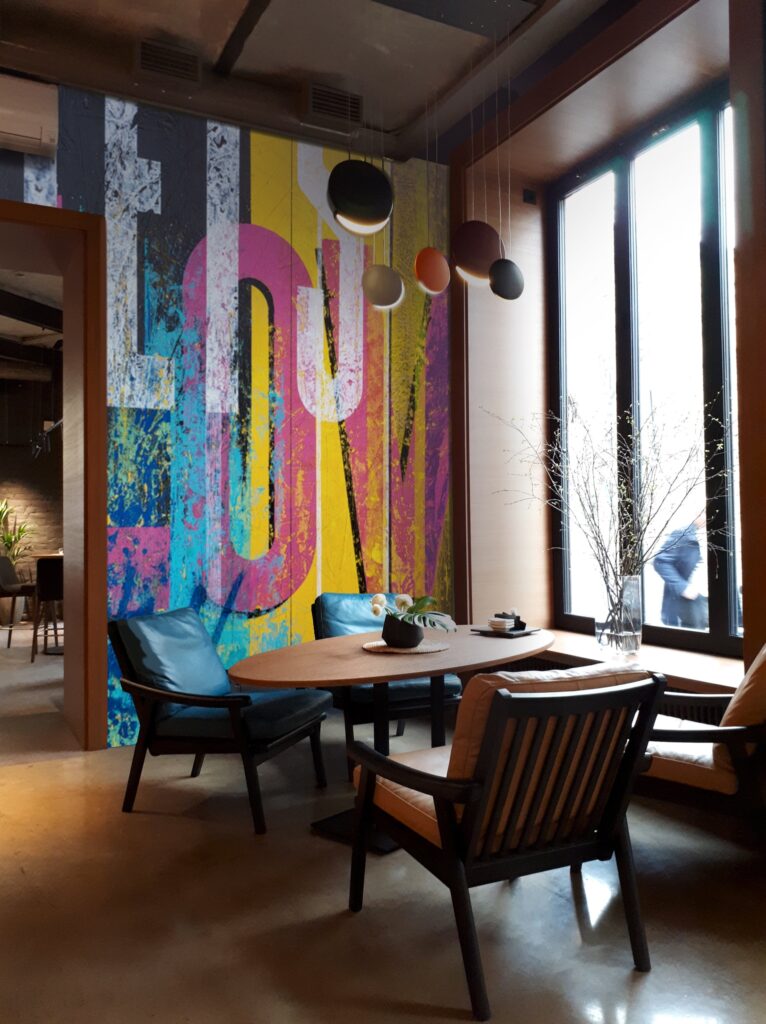 Muurschildering binnen (abstract typografische binnenkunst) Horeca Kunst Cafe Muurschildering.