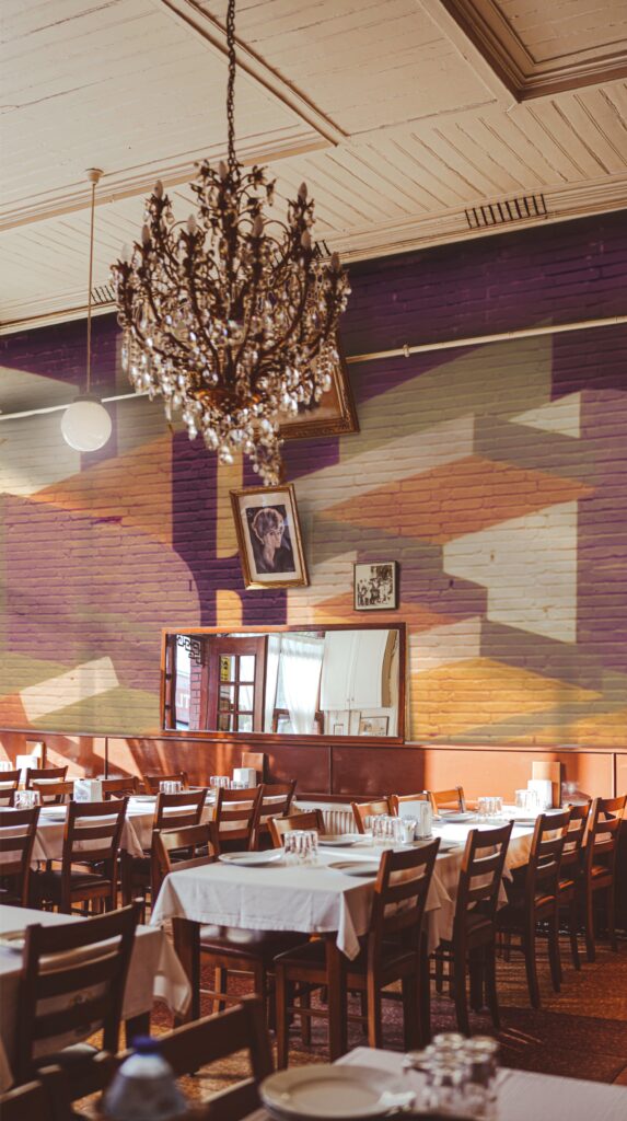 Muurschildering binnen (abstract typografische binnenkunst) Restaurant Eetzaal kunst. Dining room art.